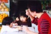 母與子女共吃一碗密豆冰樂融融